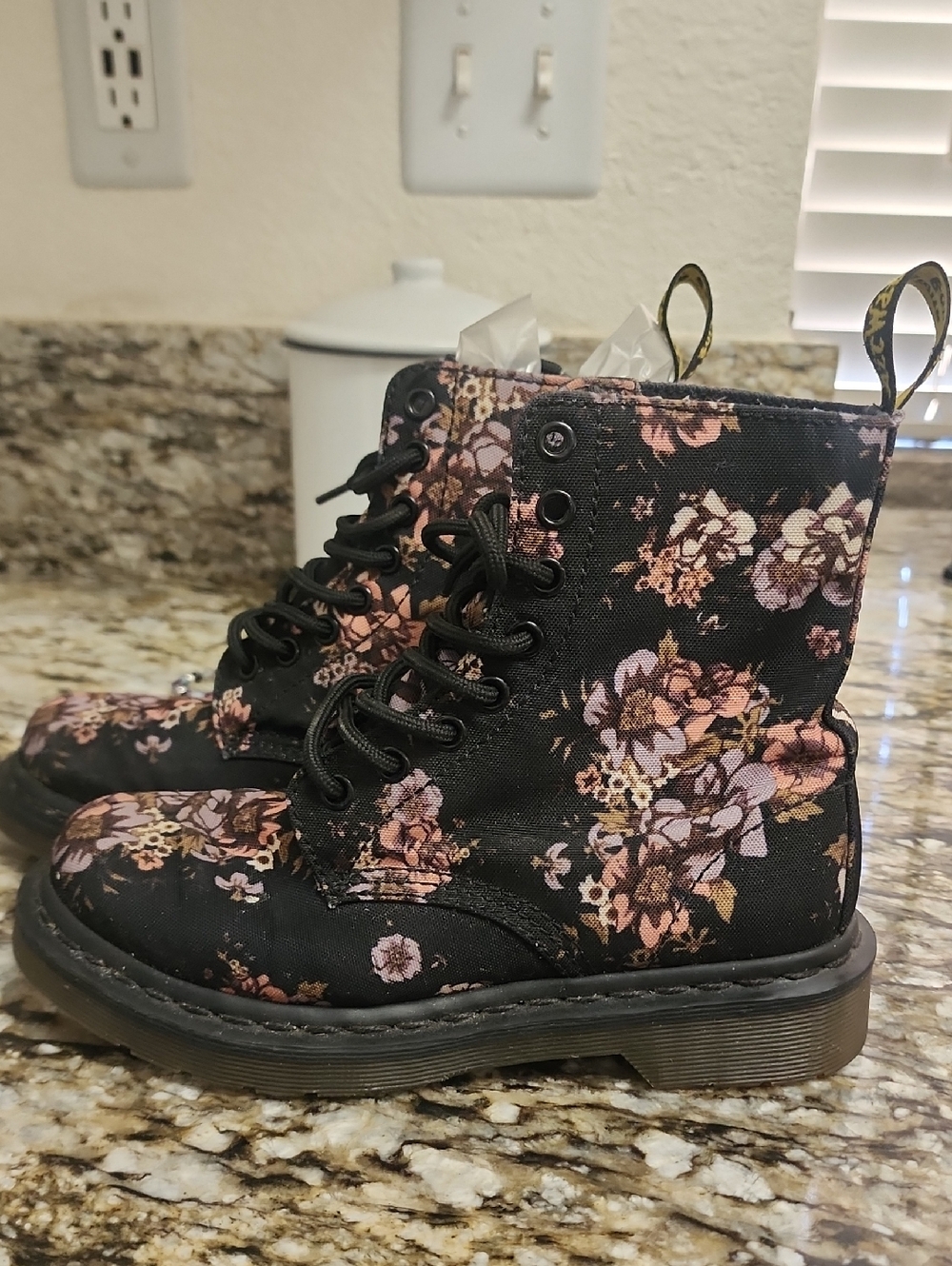 Dr. Doc Martens Beckett Floral Print Canvas Boots Pink Black Womens Sz 5